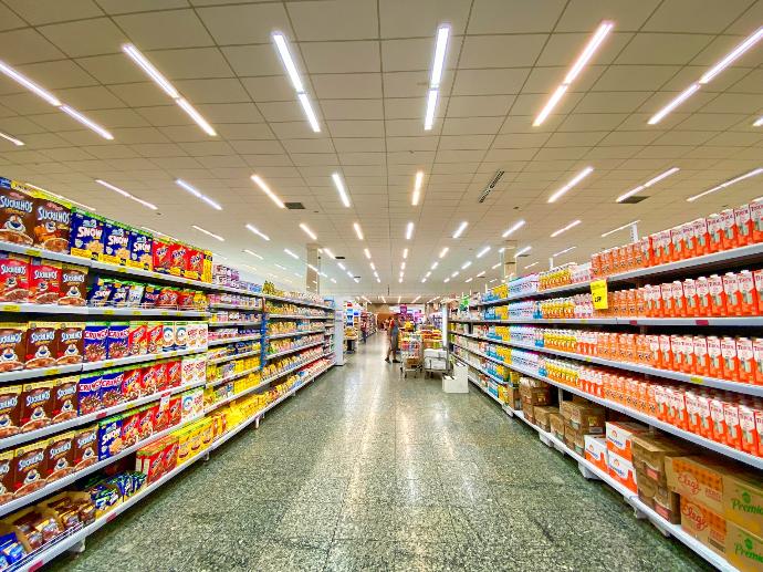 Thời trang may mặc goods on shelf